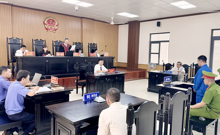 Ghen tuông vô cớ, rút dao đâm bạn của vợ suýt chết