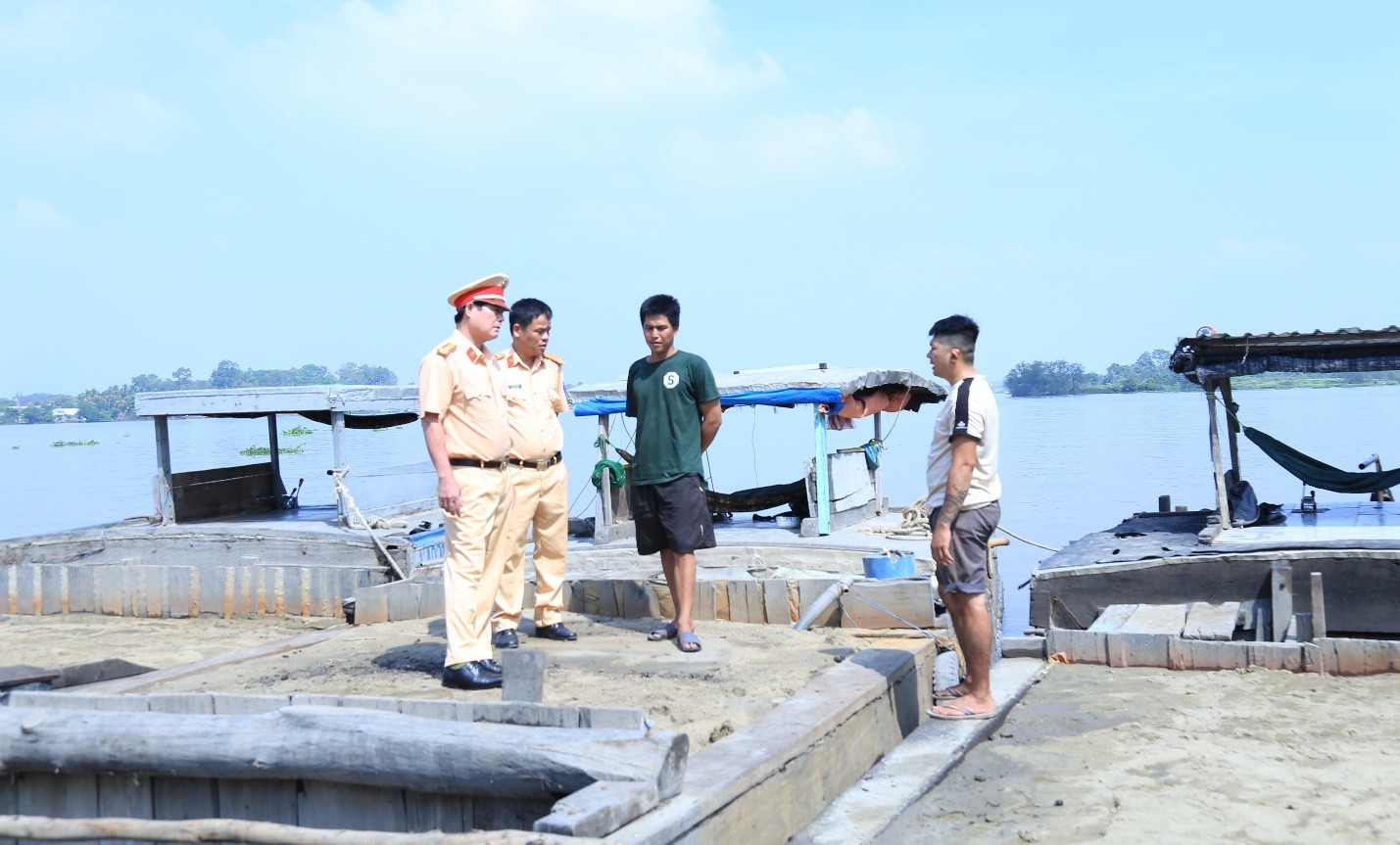 Bắt quả tang 4 chiếc ghe vận chuyển cát trái phép trên sông Đồng Nai