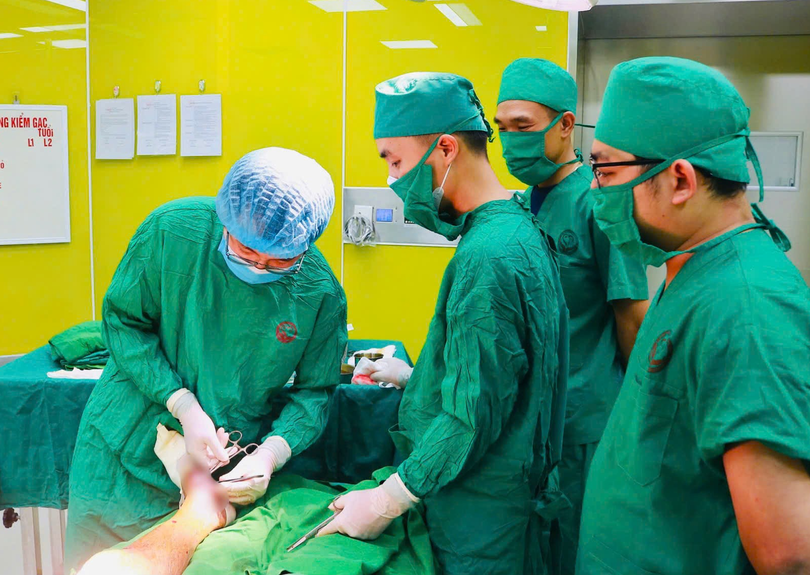 Cụ già 85 tuổi bị nhiễm trùng bàn chân do tự đắp lá chữa thương