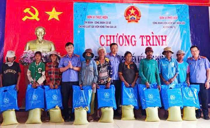 VKSND tỉnh Gia Lai tặng quà cho hộ nghèo và gia đình có công