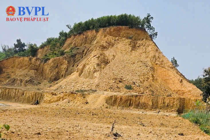 Thu giữ hàng loạt xe ô tô tải, máy xúc trong đêm