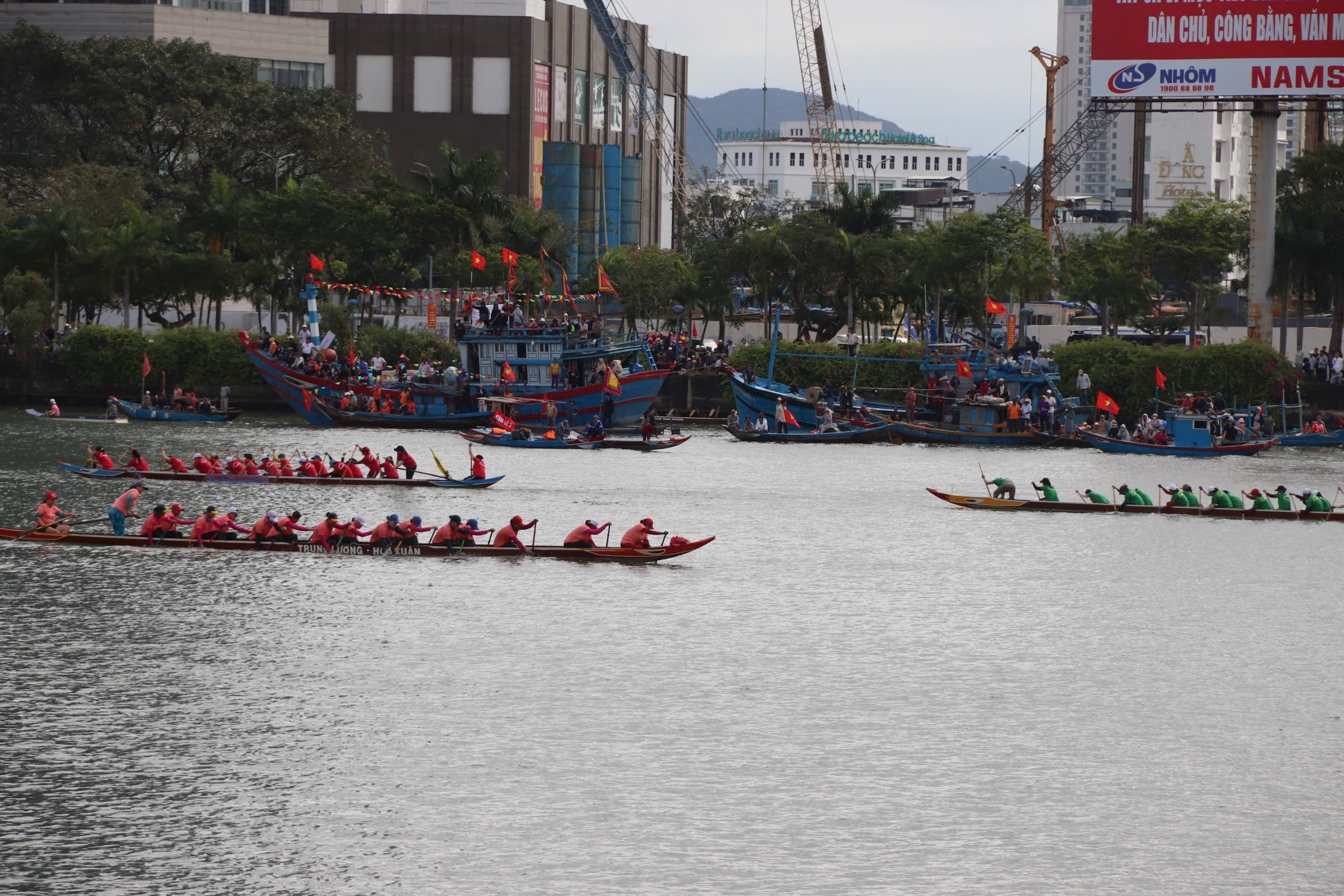 500 vận động viên đua thuyền truyền thống trên sông Hàn