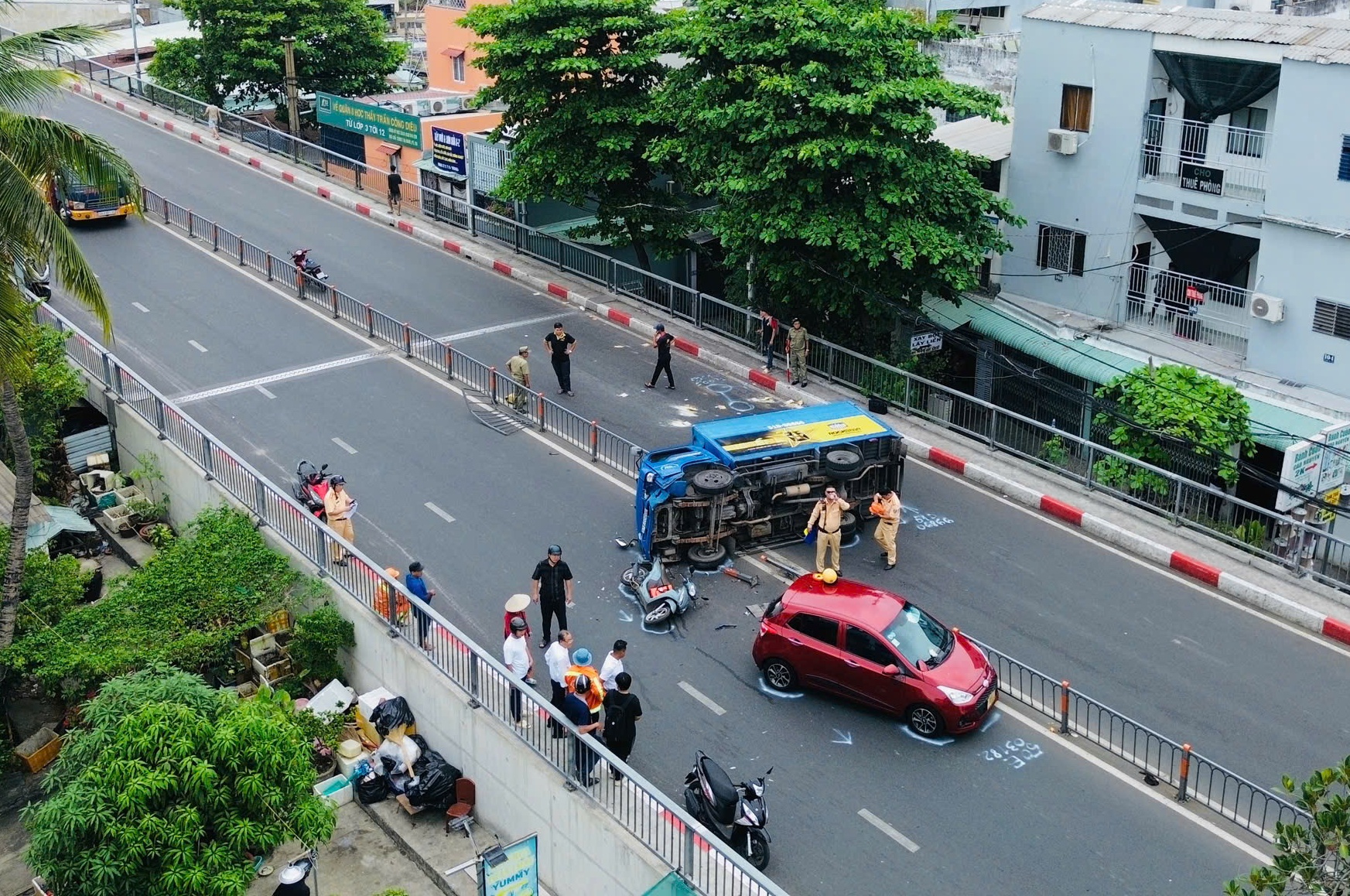 Xe tải lật ngang trên dốc cầu, giao thông ùn ứ ngiêm trọng