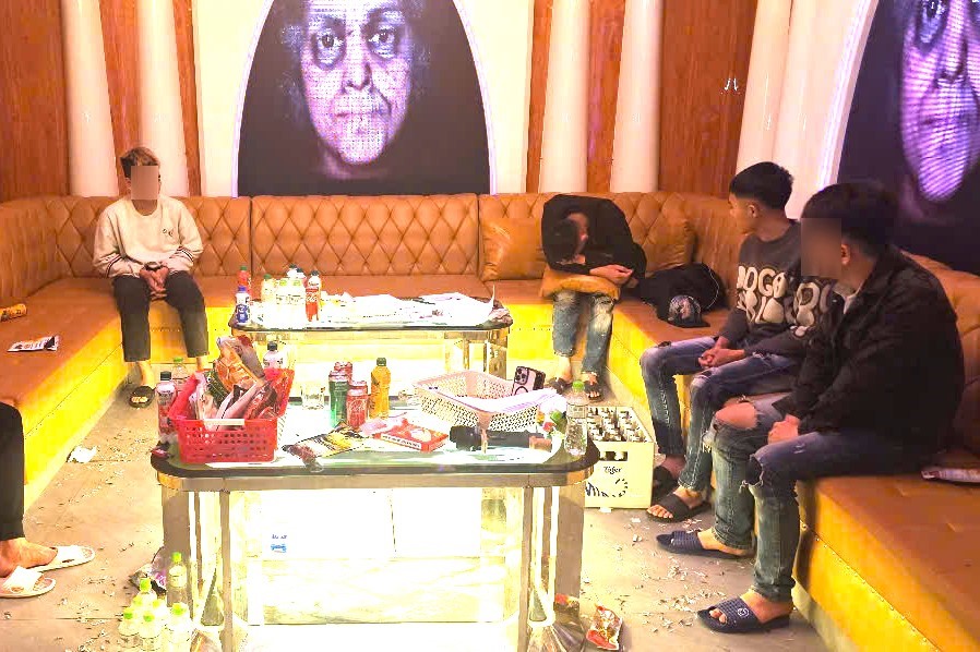 Tạm giữ 4 đối tượng tổ chức “bay lắc” trong quán karaoke