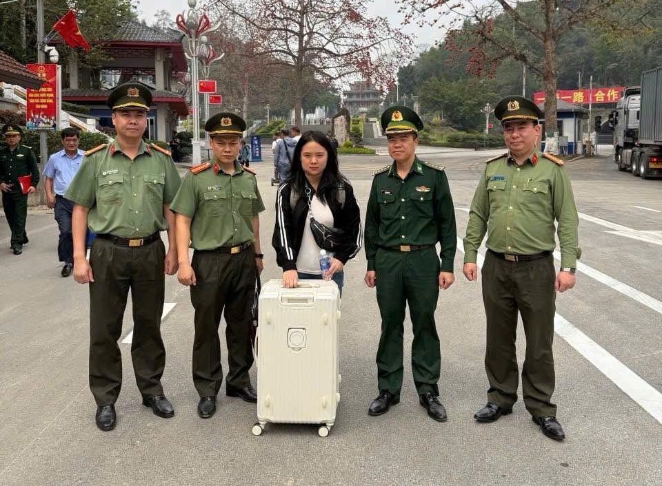 Bàn giao đối tượng người Trung Quốc bị truy nã tội lừa đảo