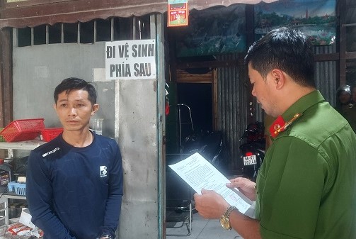 Bắt khẩn cấp đối tượng “tàng trữ hàng cấm” tại Đồng Tháp