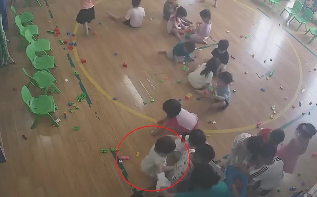 Xôn xao clip nữ giáo viên đánh liên tiếp vào mặt trẻ 22 tháng tuổi tại Bắc Ninh