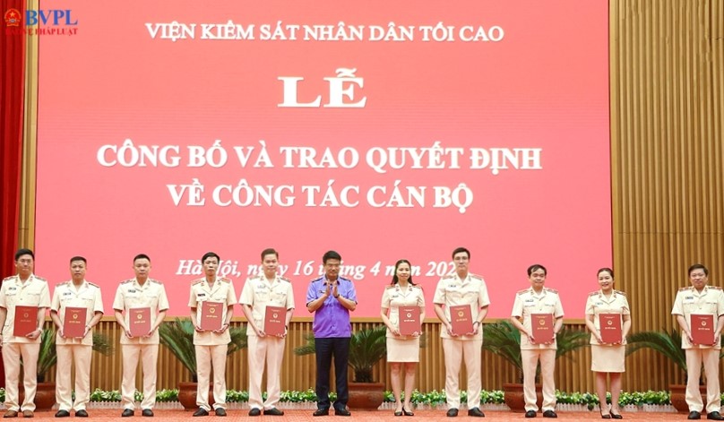 VKSND tối cao tổ chức Lễ công bố và trao quyết định về công tác cán bộ