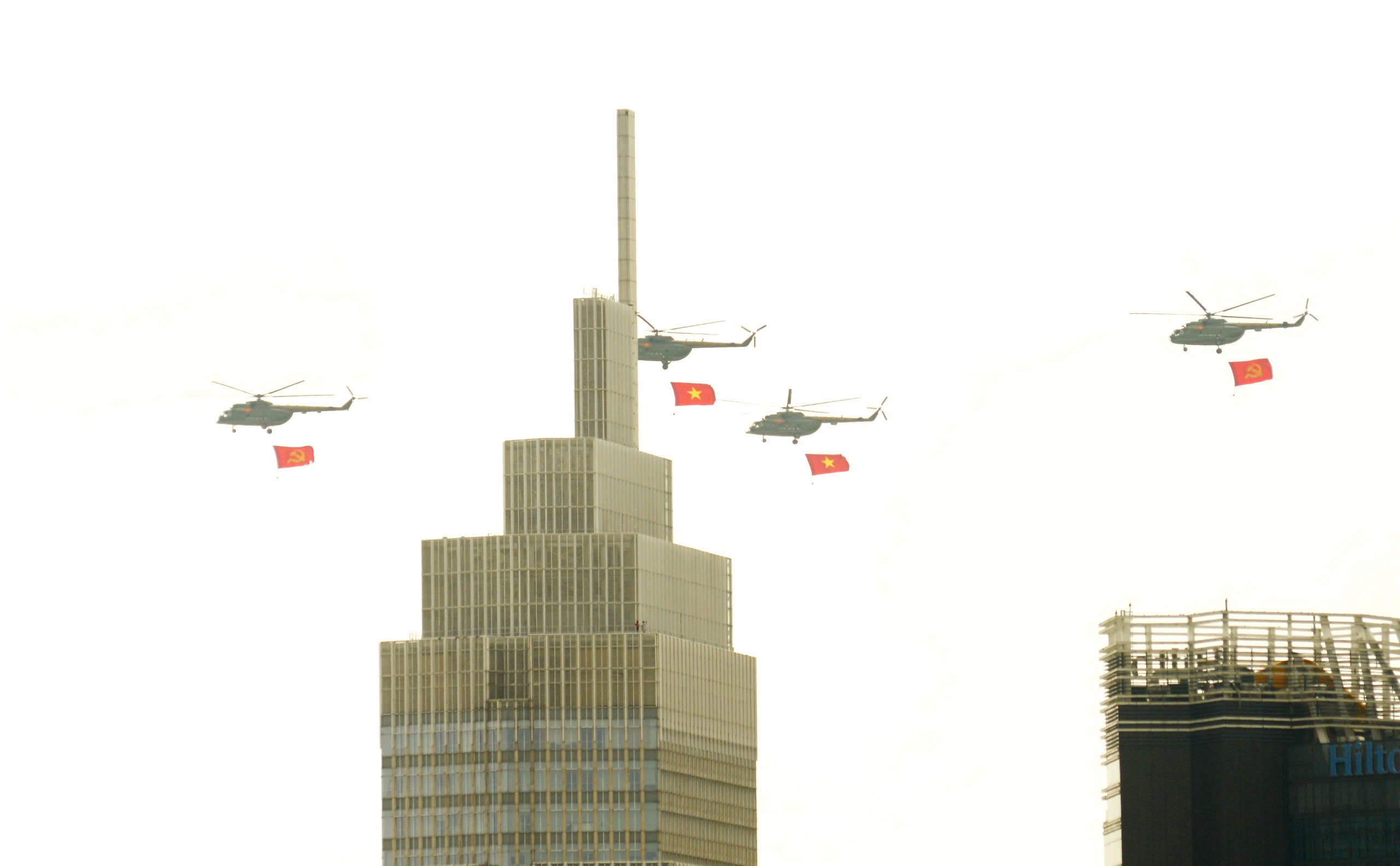 Trực thăng bay diễn tập thả cờ trên bầu trời TP Hồ Chí Minh