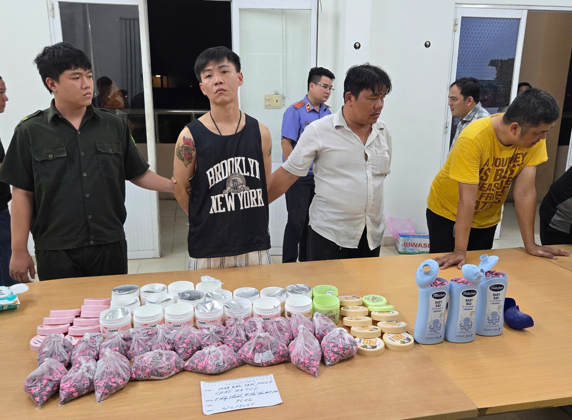 Liên tiếp phát hiện các vụ vận chuyển trái phép ma túy và vàng