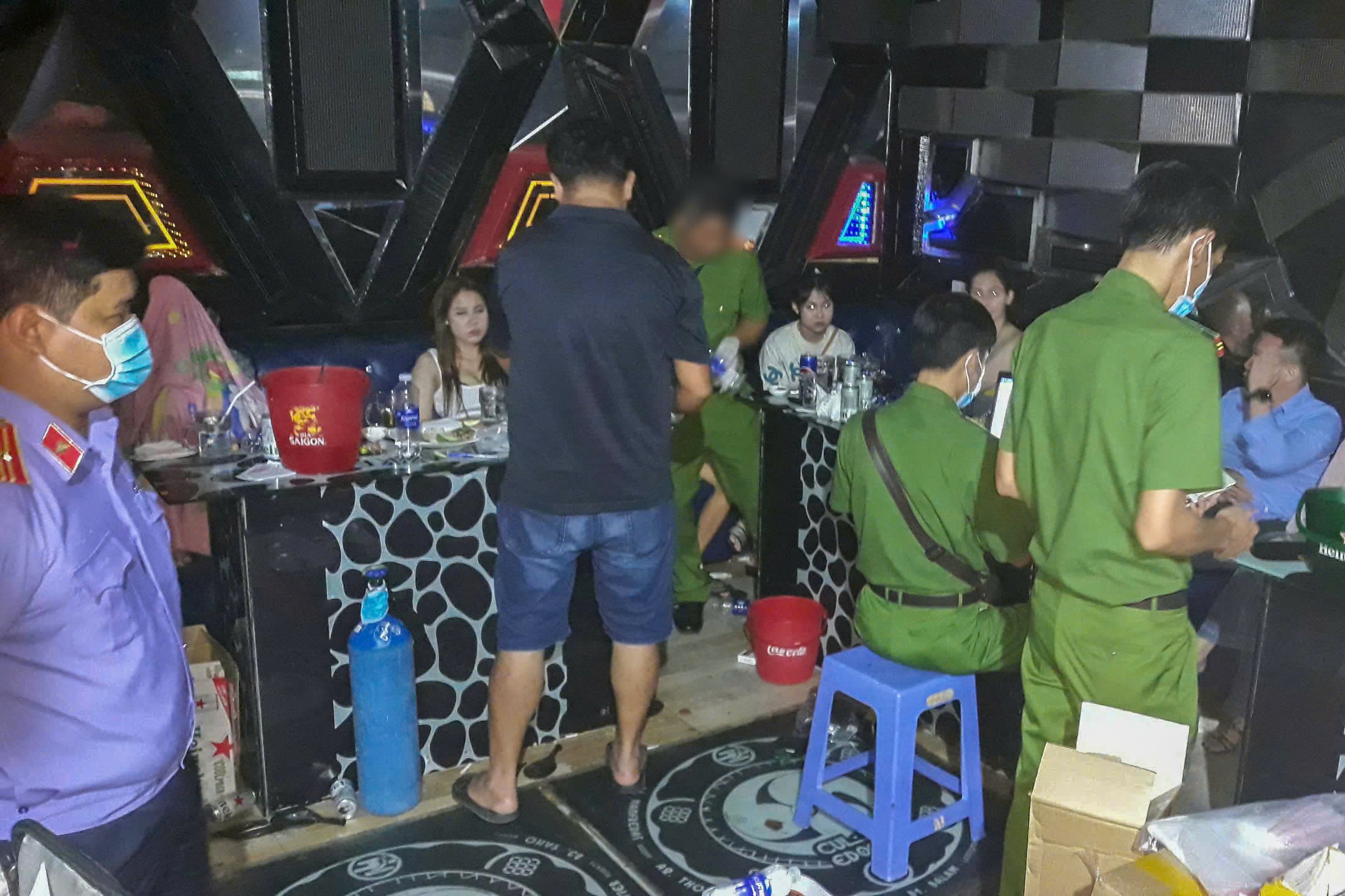 Đột kích kiểm tra quán karaoke, phát hiện nhiều đối tượng dương tính chất ma túy