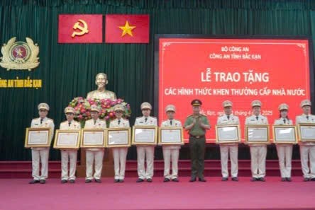 Trao tặng các hình thức khen thưởng cấp Nhà nước