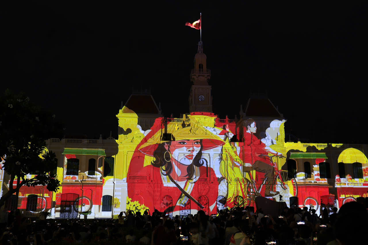 Người dân đi sớm, ngồi đợi xem Lễ hội ánh sáng 3D Mapping, mừng 50 năm thống nhất đất nước