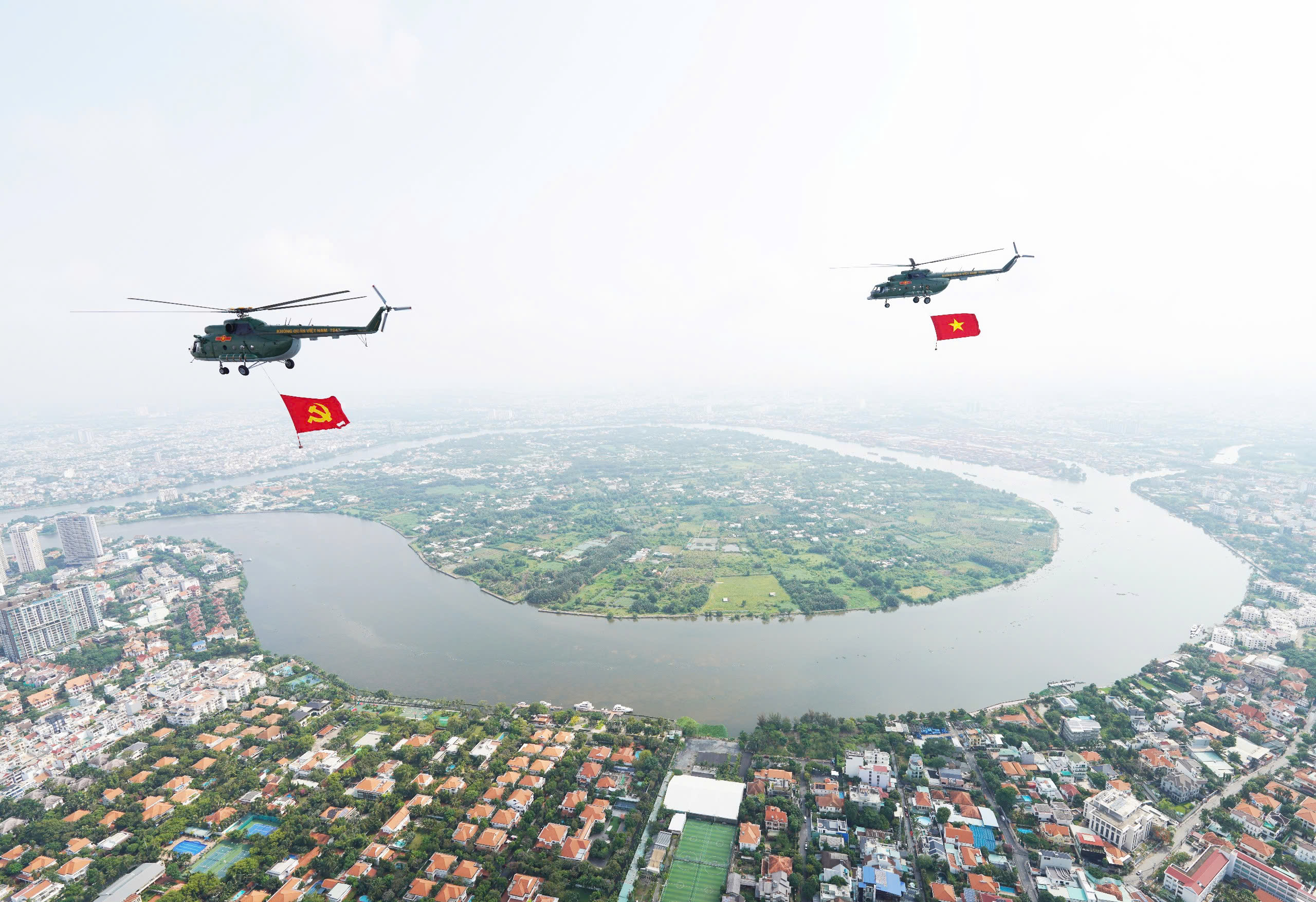 Trực thăng kéo cờ Đảng, cờ Tổ quốc; tiêm kích phô diễn sức mạnh trên bầu trời TP Hồ Chí Minh