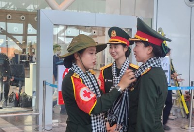 Xúc động tiễn các chiến sĩ diễu binh, diễu hành lên máy bay trở về đơn vị