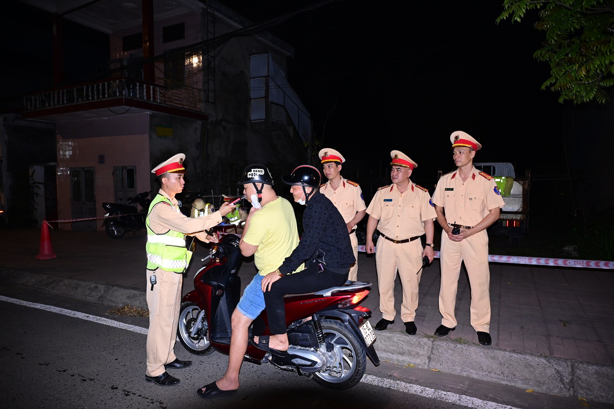 Xử lý 744 trường hợp vi phạm an toàn giao thông, trao quyết định đặc xá cho 54 phạm nhân