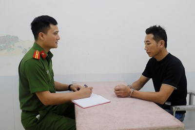 Say rượu đi đón con, hành hung cô giáo