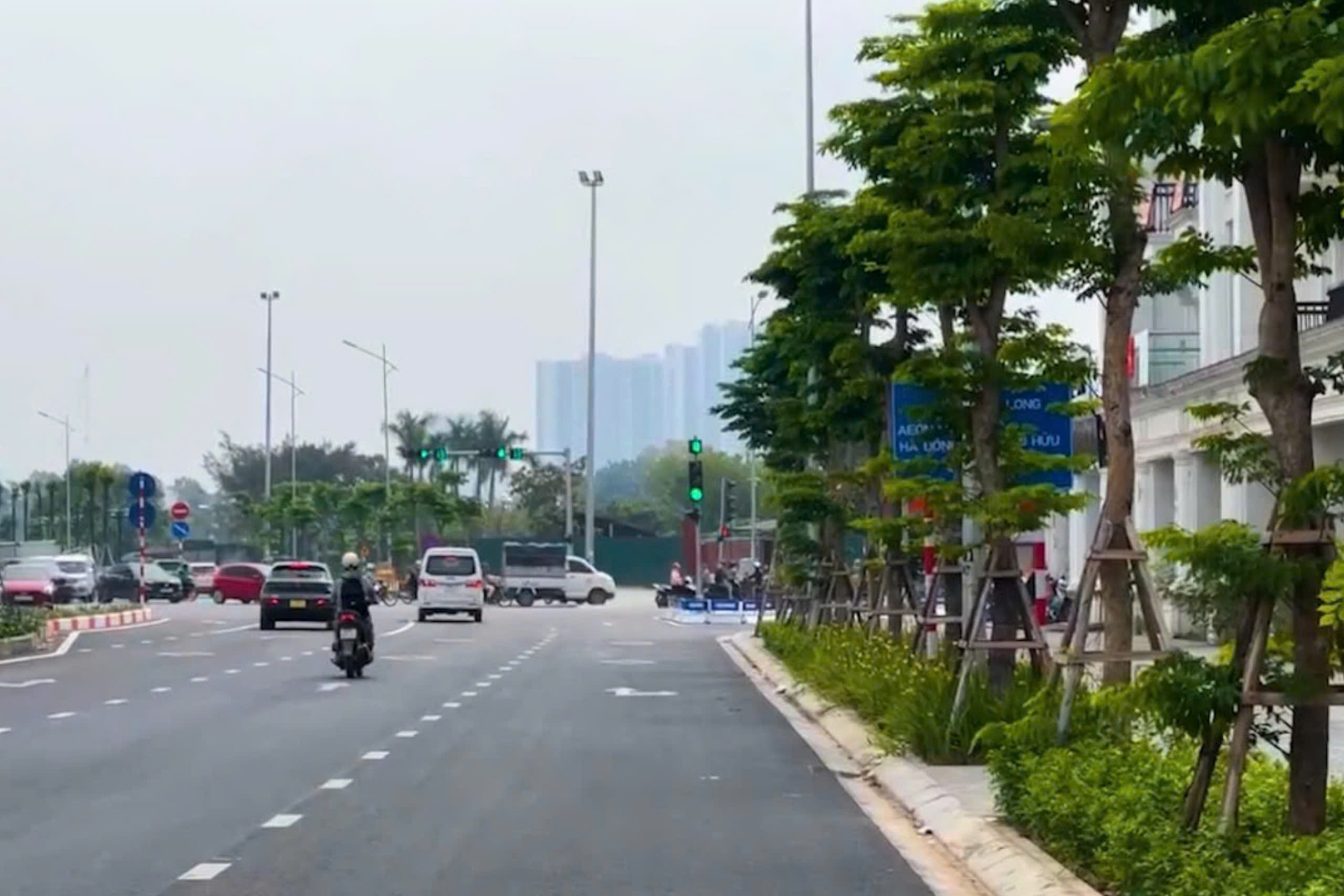 Biển báo giao thông bị che khuất trên tuyến đường hơn 700 tỉ đồng