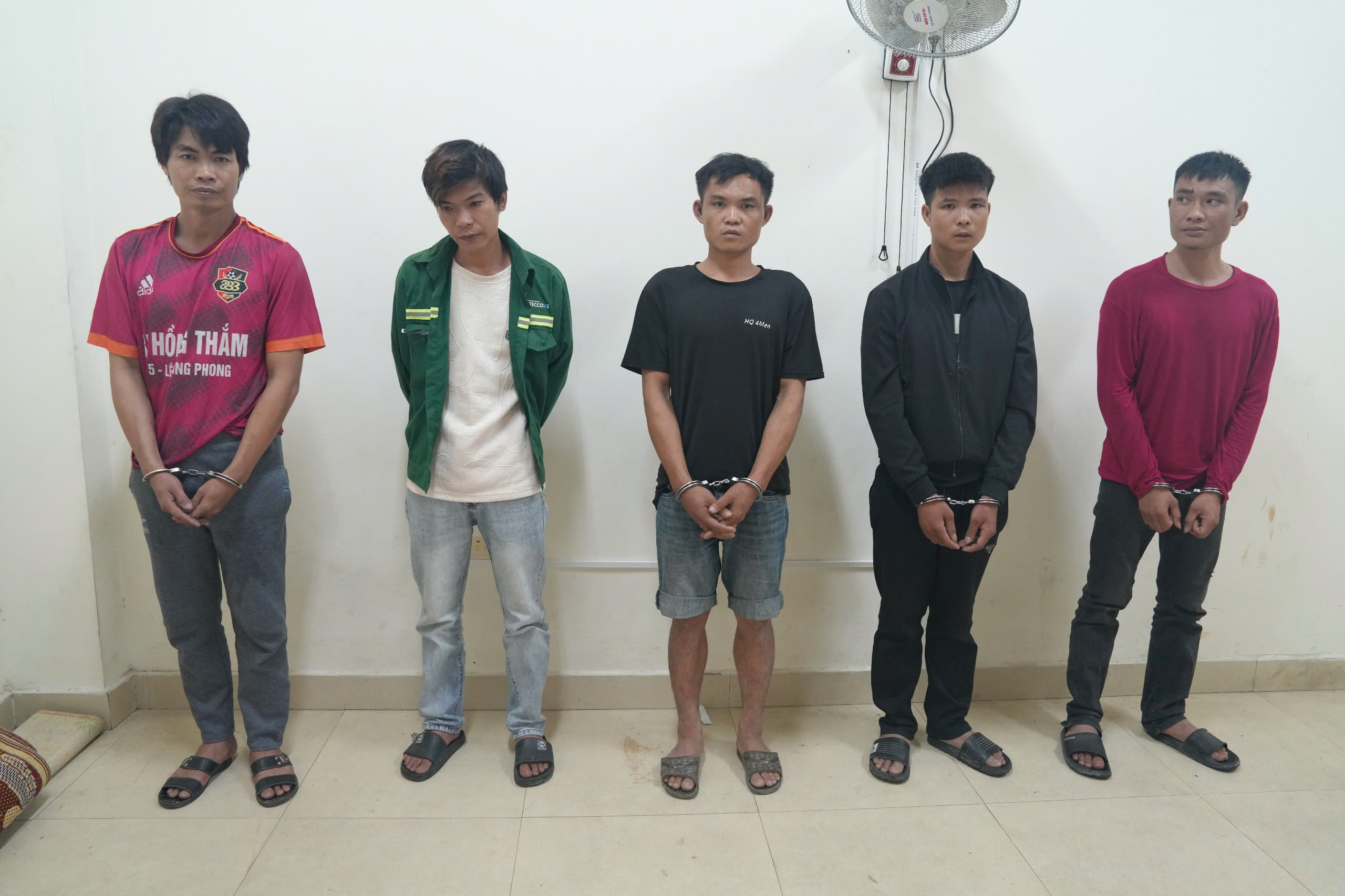 Bắt 5 đối tượng nghiện ma túy, cướp giật tài sản người đi đường