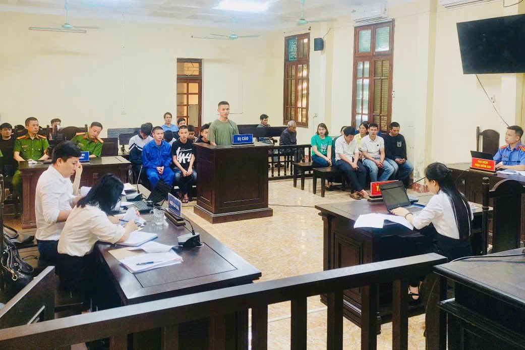 Nhóm thanh, thiếu niên gây rối trật tự công cộng hầu Toà