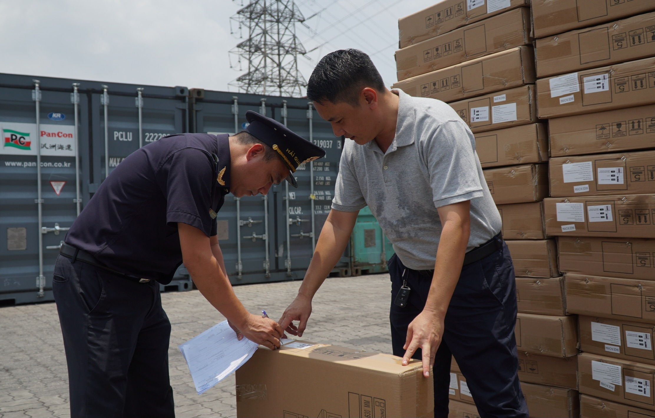 Liên tiếp phát hiện các lô hàng nhập khẩu, quá cảnh vi phạm về xuất xứ