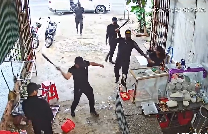 Thông tin mới vụ 7 người mặc đồ đen xông vào đập phá quán phở
