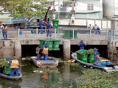 Đề xuất tăng tần suất vớt rác trên 23 tuyến kênh tại TP HCM