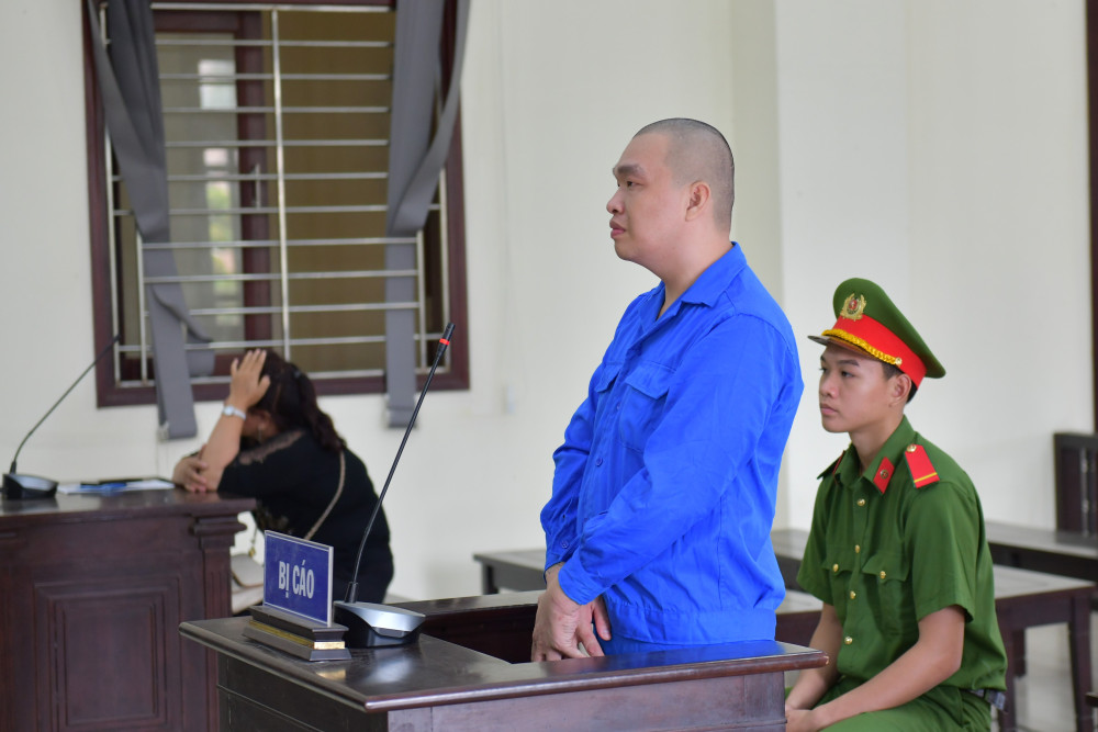 Lãnh hơn 20 năm tù vì đâm chủ quán nước, cướp tài sản