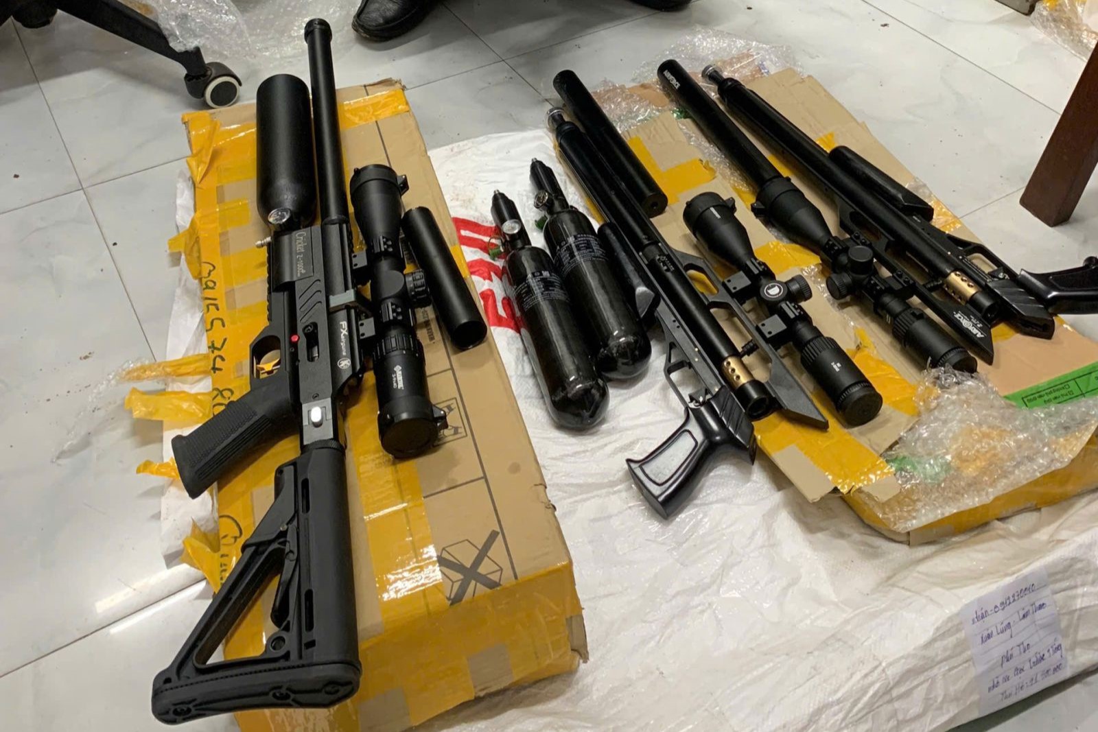 Bắt 2 đối tượng vận chuyển, mua bán trái phép vũ khí quân dụng