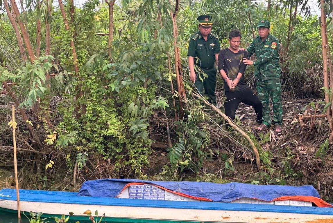 Công an Long An bắt quả tang đối tượng vận chuyển 6 000 bao thuốc lá lậu