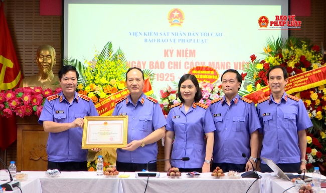 Viện trưởng VKSND tối cao tặng Bằng khen cho Báo Bảo vệ pháp luật