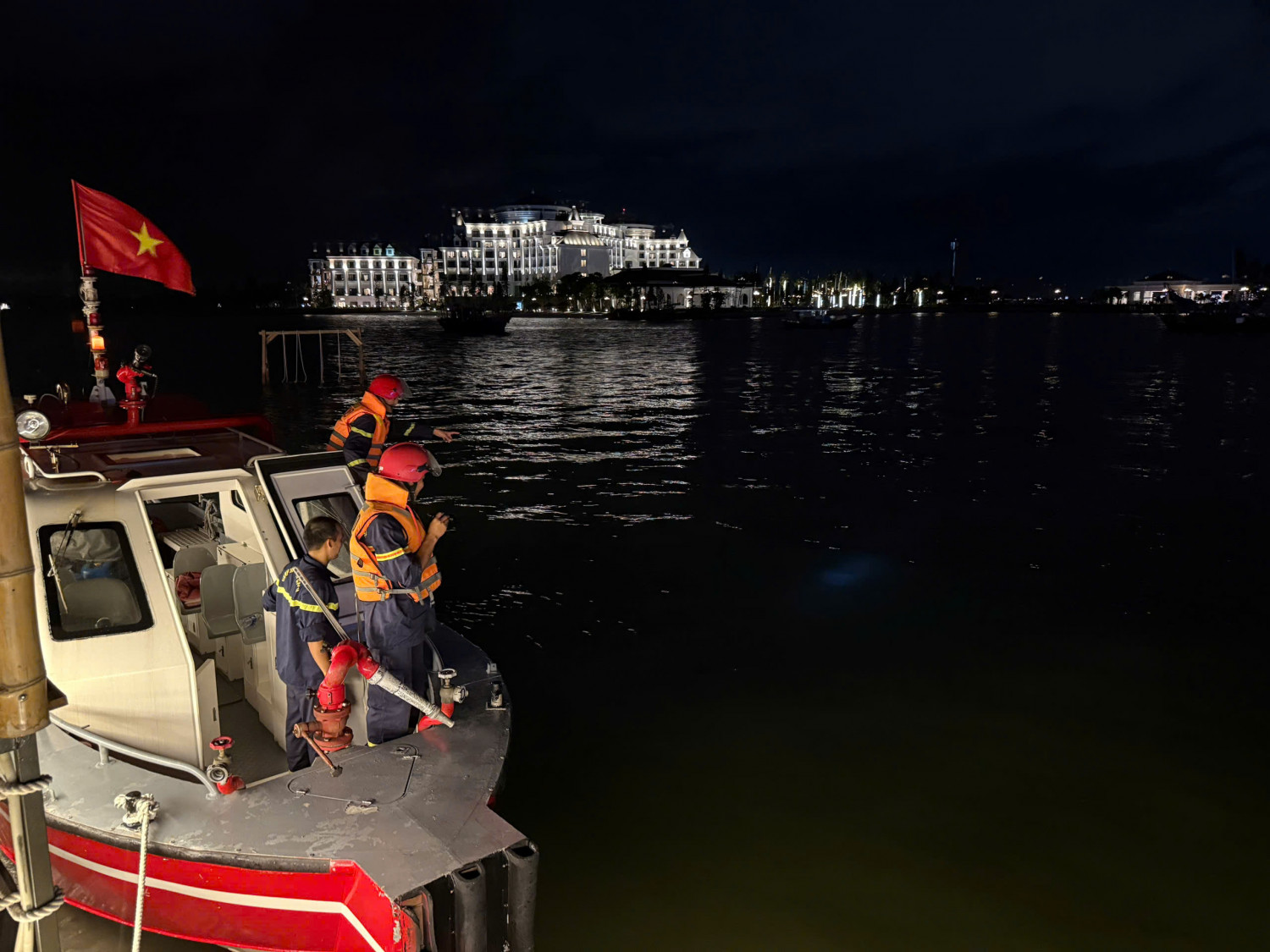 Tìm thấy thi thể cháu bé mất tích khi tắm biển ở Quảng Ninh