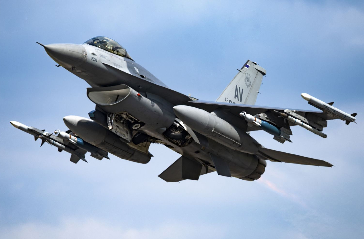 Ukraine mất thêm một chiếc F-16 trong cuộc không kích lớn của Nga