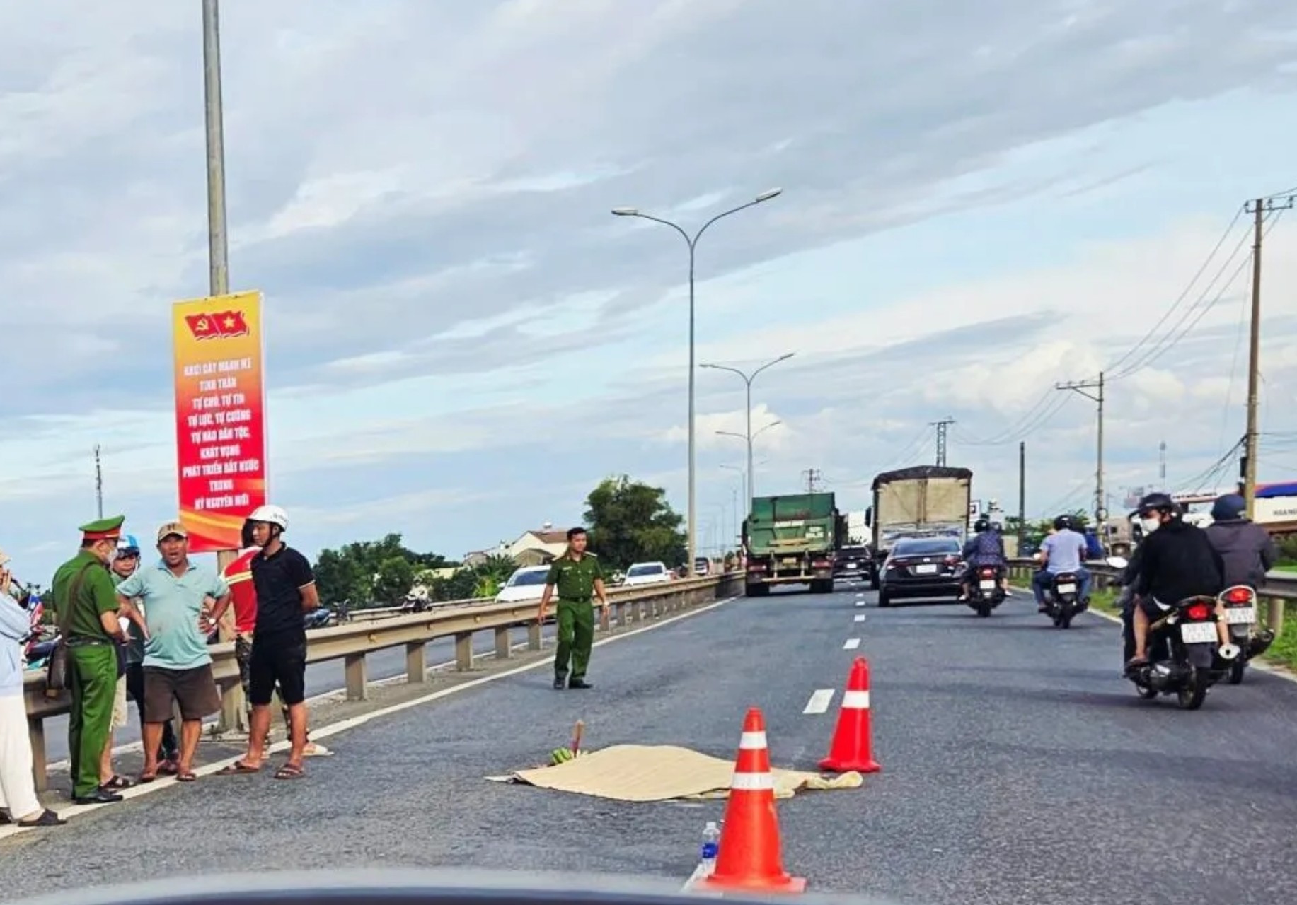 Người đàn ông đâm bạn gái trọng thương rồi lao vào xe tải tự tử