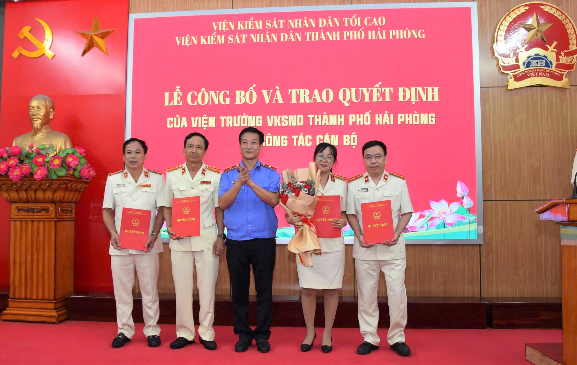 VKSND TP Hải Phòng Công bố và trao quyết định bổ nhiệm các chức vụ lãnh đạo cấp phòng