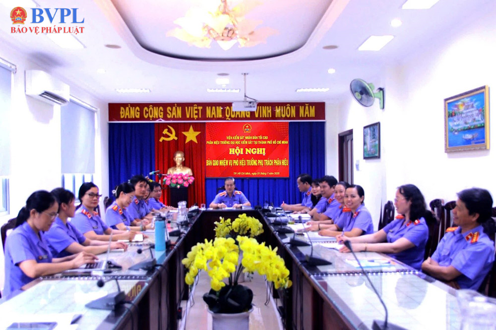 Bàn giao nhiệm vụ Phó Hiệu trưởng phụ trách Phân hiệu Trường Đại học Kiểm sát tại TP Hồ Chí Minh