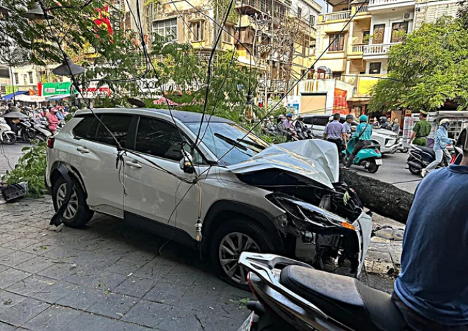 Ô tô đâm hàng loạt xe máy khiến nhiều người bị thương