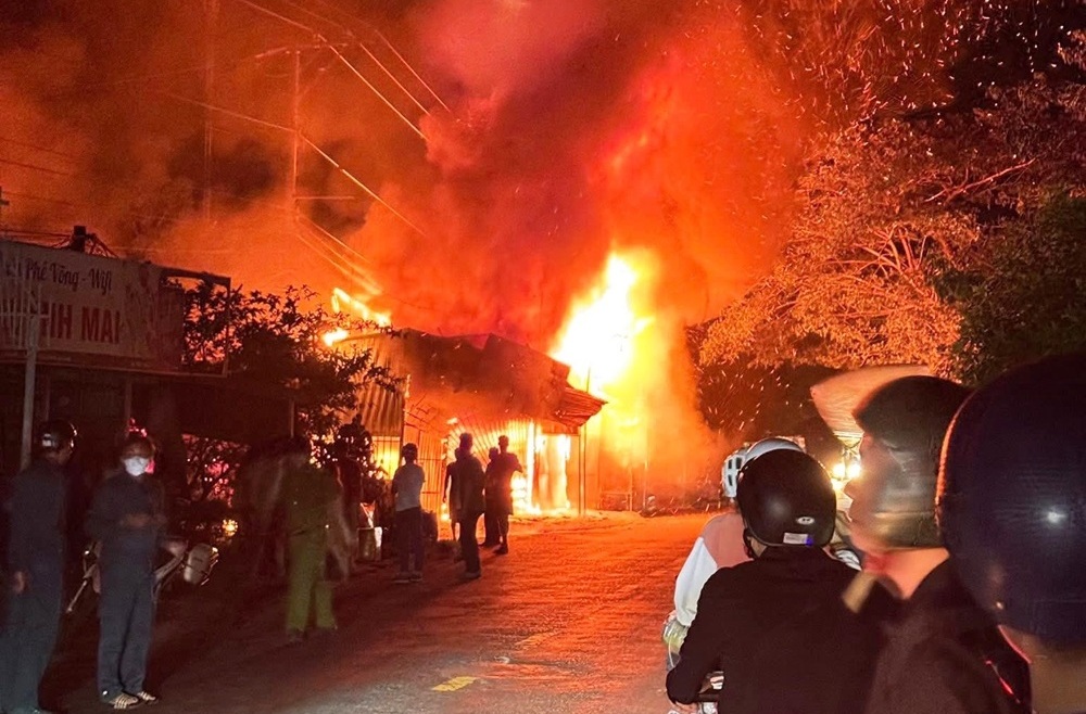 Cháy lớn thiêu rụi hoàn toàn một căn nhà tại xã Vĩnh Hanh