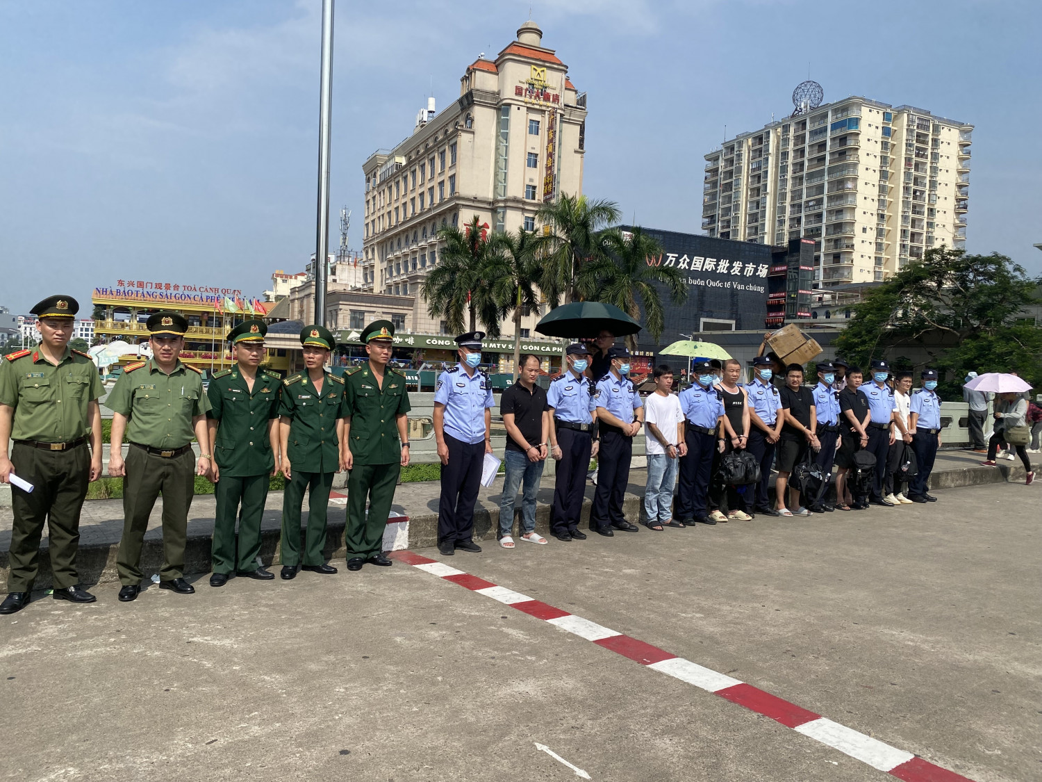 Trục xuất 12 công dân Trung Quốc nhập cảnh trái phép vào Việt Nam