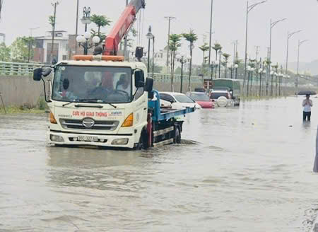 Nhiều tuyến đường bị ngập lụt, ô tô bị ngập sâu trong nước do mưa lớn