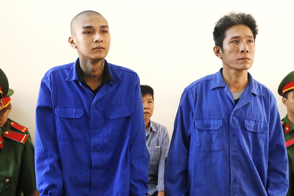 Cầm dao đi trả thù, hai cha con cùng lãnh án tù