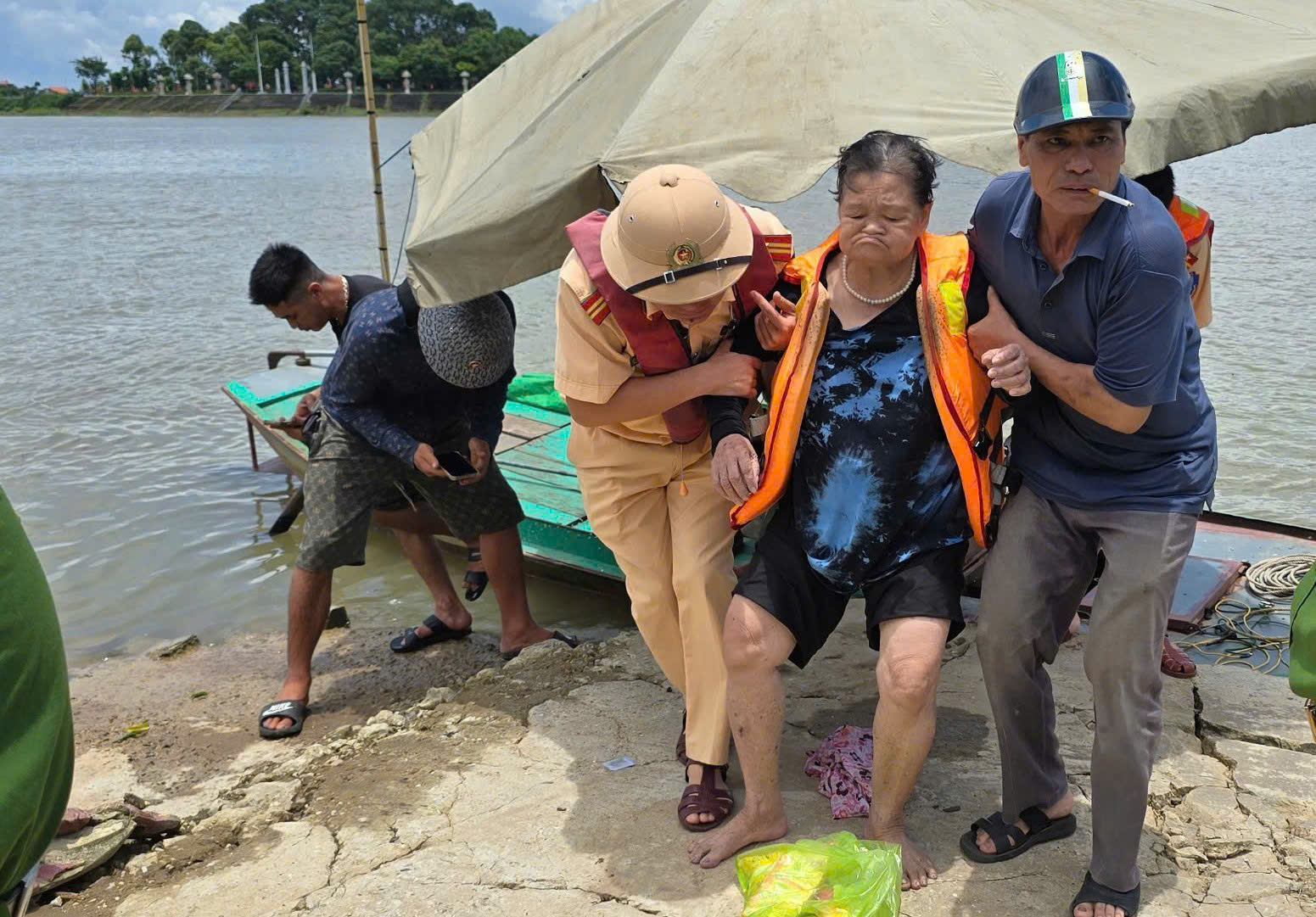 Cảnh sát giao thông kịp thời cứu sống cụ bà bị đuối nước nhờ tin báo của người dân