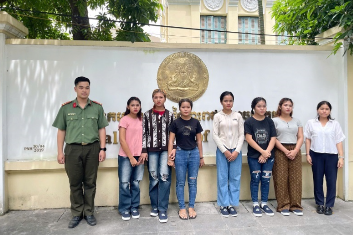 Bàn giao 6 phụ nữ nhập cảnh trái phép cho Đại sứ quán Campuchia tại Việt Nam