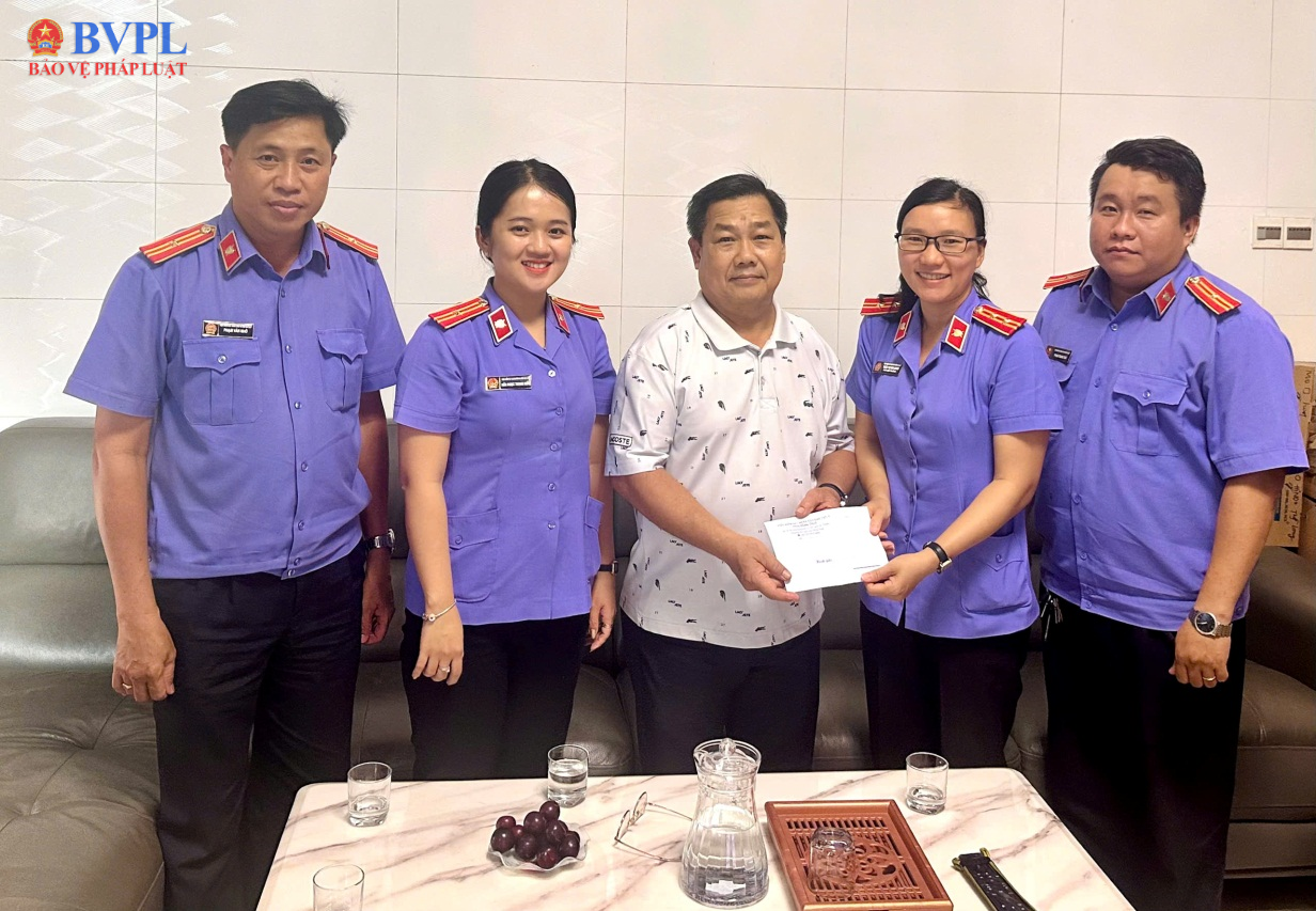 VKSND Khu vực 4 tỉnh Đồng Tháp thăm hỏi cán bộ hưu trí