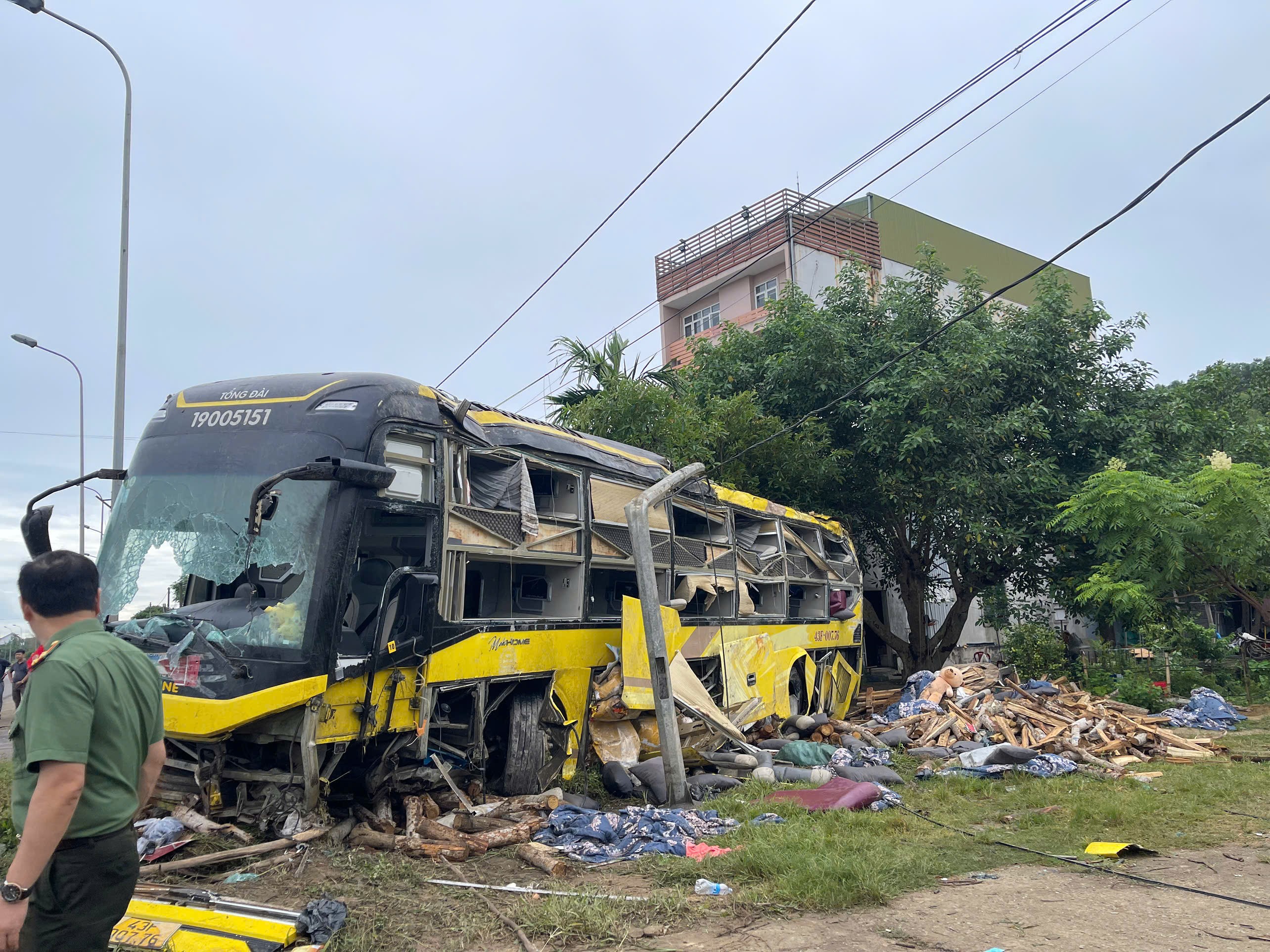 Xe khách bị lật, 25 người thương vong ở Hà Tĩnh