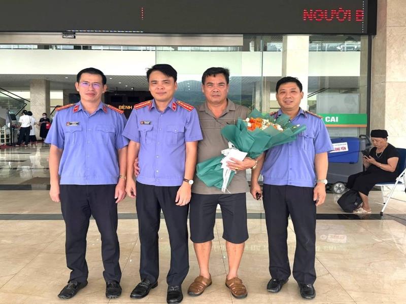 VKSND tỉnh Lào Cai Thăm, tặng quà các gia đình chính sách trong Ngành