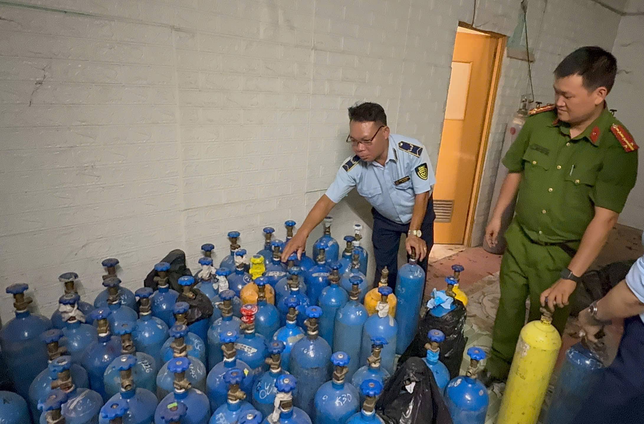 Phát hiện, tạm giữ hàng trăm bình khí cười không rõ nguồn gốc