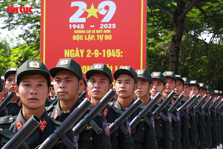 Mồ hôi đẫm áo chiến sĩ công an, giữa chảo lửa thao trường cho nhiệm vụ A80