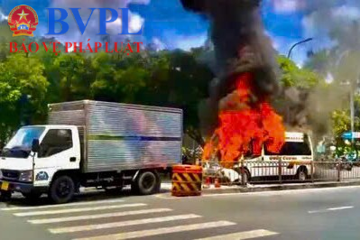 TP HCM Xe 16 chỗ bốc cháy dữ dội sau tai nạn liên hoàn