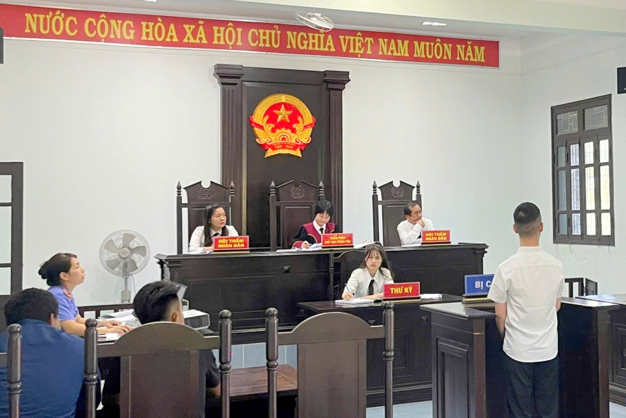 VKSND khu vực 3, TP Huế phối hợp tổ chức phiên tòa rút kinh nghiệm, kết hợp trình chiếu tài liệu, chứng cứ